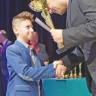 Puchar i dyplom najpopularniejszemu juniorowi wręczył dyrektor Miejskiego Ośrodka...