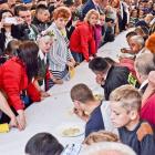 Konkurs jedzenia pierogów na czas.