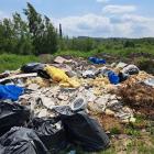 Na nielegalnym wysypisku odpadów można znaleźć niemal wszystko, z miską WC włącznie. 