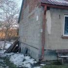 Warunki, w których żyją obecnie matka z córką, są kiepskie. Dom nadaje się do remontu....