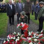 Delegacje składają kwiaty przed tablicą upamiętniającą 200. rocznicę uchwalenia...