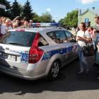 Próba udrożnienia ulicy przez patrol policji.