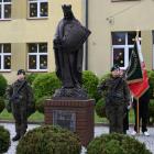 Patronowi oddano hołd, składając kwiaty pod pomnikiem z jego wizerunkiem./ FOT. UG...