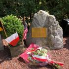 Monument w Baelen upamiętniający wyzwolicieli Belgii, w tym Stanisława Kusego. Z lewej...