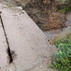 Również mostek z betonowych płyt prosi się o remont. Samo stanie na nim budzi niepokój. 