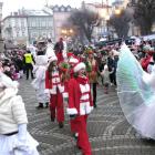 Barwna parada przeszłą przez miasto.
