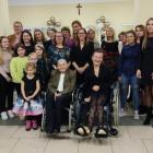 Pani Stanisława z wnuczkami i prawnuczkami.