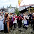 Święta rodzina pod szopką. Fot. Jacek Szwic