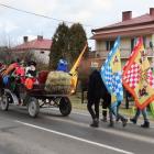 Trzej królowie przyodziani w barwne, zdobione kostiumy pokonali bryczką, powożoną przez...