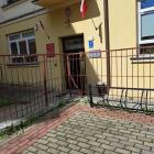 Do stojaka przy budynku na Ratuszowej nie sposób się dostać, bowiem prowadzą do niego...