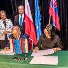 Częścią jubileuszowego spotkania było parafowanie umowy o współpracy powiatu...