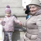 Kalinka, która 21 marca obchodziła 4 urodziny, z babcią Marią.