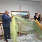 Obraz odsłonili córka artysty Alicja Kochanowicz-Grabuś i wicemarszałek, przemyślanin...