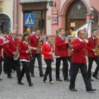 Miejska Orkiestra Dęta w Jarosławiu zainaugurowała paradę, wykonując hymn państwowy i...