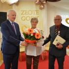 Gospodarz gminy Medyka Marek Iwasieczko życzył małżonkom wszelkiej pomyślności na...