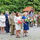 Uroczyste złożenie kwiatów pod tablicą upamiętniającą Polaków z Kresów...