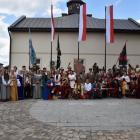 Pamiątkowe zdjęcie pod pomnikiem Jana III Sobieskiego.