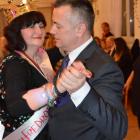 Wójt gminy Mariusz Śnieżek w tańcu z laureatką tytułu Miss Fredropola 2017. 