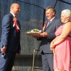 Starostowie dożynek Barbara Mrugała i Zbigniew Fornal przekazali poświęcony chleb na...