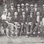 Rok 1926. Zielone Świątki, mały Henio wśród swojej rodziny na kierownicy roweru jednego...