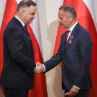 Złoty Krzyż Zasługi odebrał od prezydenta RP A. Dudy wójt gminy Lubaczów Wiesław Kapel.