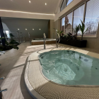 Regularne korzystanie z basenu czy jacuzzi sprzyja rozluźnieniu mięśni, poprawie...