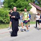 W początkowym etapie biegu zawodników wspierał proboszcz ks. Józef Florek.
