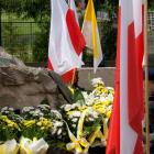 Władze miasta, powiatu i gminy oraz przedstawiciele szkół i różnych instytucji złożyli...