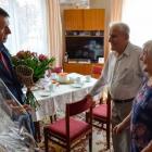 Państwo Joanna i Józef Mikrutowie z okazji jubileuszu przyjęli u siebie w domu...