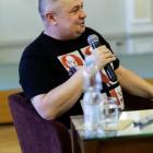 Stefan Darda promował w bibliotece najnowszą powieść „Nie zawiedź mnie, tato”,...