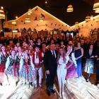 Atmosfera balu nawiązywała do tradycji bali oficerskich, z których słynął niegdyś...