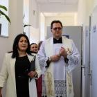 Po nowych wnętrzach oprowadziła przybyłych dyrektor ZS w Zarzeczu Beata Klisz./ FOT. ZS...