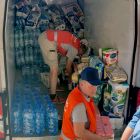 Pracownicy przemyskiej
Caritas przygotowują
transport
dla powodzian.