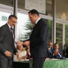 Dyrektor II LO Mariusz Zamirski z Odznaką Przyjaciel Dzieci. Wręczył ją absolwent II LO...