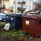 Z pojemników na śmieci stojących w podwórzu – dwóch na odpady zmieszane i jednego na...