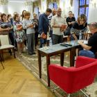 Po spotkaniu do autora ustawiła się długa kolejka po wpis do książki.