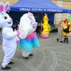 Animatorki w bajkowych strojach zapraszały dzieci do zabawy.