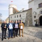 Przedstawiciele PANS przed Zamkiem Kazimierzowskim