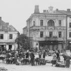 Rynek po 1912 r. W prawym dolnym rogu stoi  3-metrowy słup meteorologiczny.