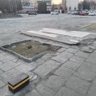 Na dworcu było kiedyś kilka kiosków ruchu. Budki zabrano, pozostały jedynie fundamenty,...