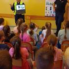 Co roku na starcie edukacji szkołę odwiedza policjant, uczulając na zasady poruszania...