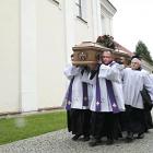 Księża okrążyli kościół z trumną z ciałem zmarłego.
