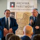 Sukcesu i wiary w zwycięstwo życzyli uczestnikom m.in. Artur Mykita (z lewej), dyrektor...