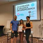 Fizjoterapeutka Aneta Niedział z prowadzącymi.