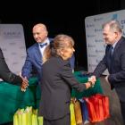 Prof. M. Delong i prof. A. Kawecki odbierają gratulacje od organizatorów