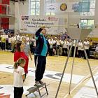 Zapalenie znicza olimpijskiego rozpoczęło zmagania sportowe uczestników spartakiady.