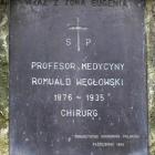 Metalowa tablica z informacja, kto jest tu pochowany.