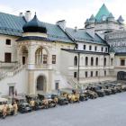 Motoryzacyjne zabytki pięknie prezentowały się na dziedzińcu krasiczyńskiego zamku. 