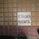 Płytka z sygnatura zakładu Hermana Wagnera.