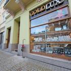 Uwagę mijających Salon Jubilerski „Gold Lux” w Przemyślu zwraca niedźwiadek rabuś –...